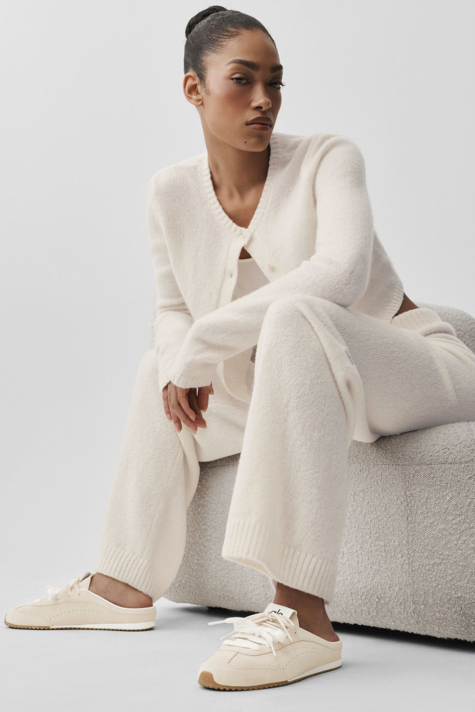 Alo Yoga Wool Cashmere High-Waist New Class Wide Leg Pant - Ivory - imagen 4