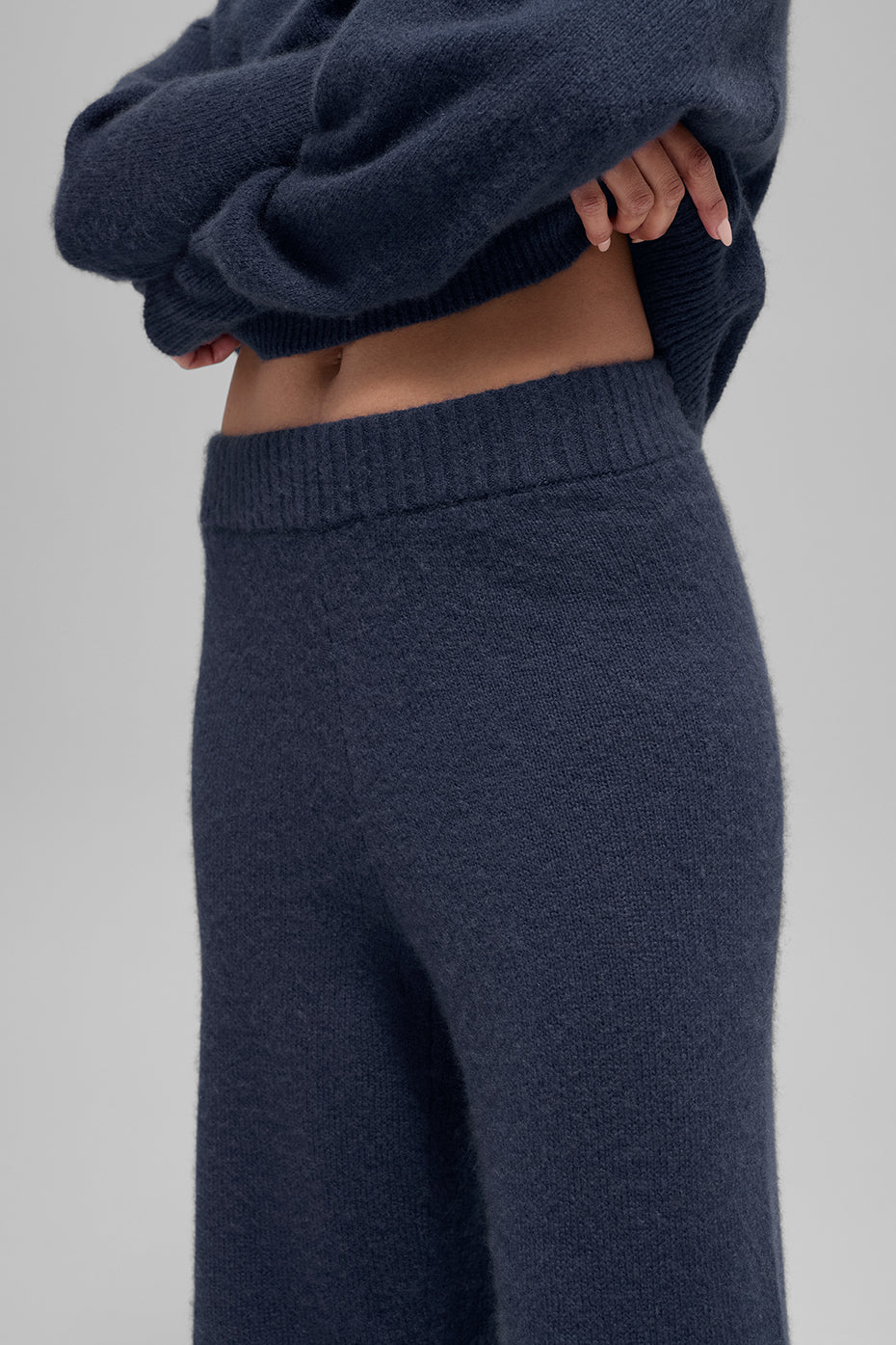 Alo Yoga Wool Cashmere High-Waist New Class Wide Leg Pant - Navy - imagen 3