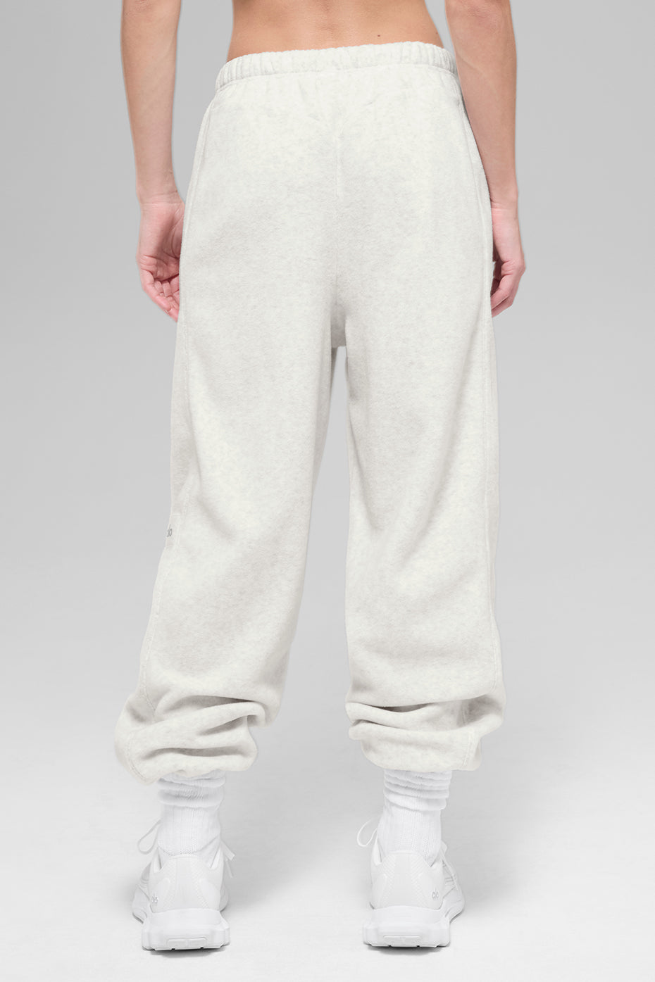 Alo Yoga Polar Fleece High-Waist Retreat Jogger - White Heather Grey - imagen 3
