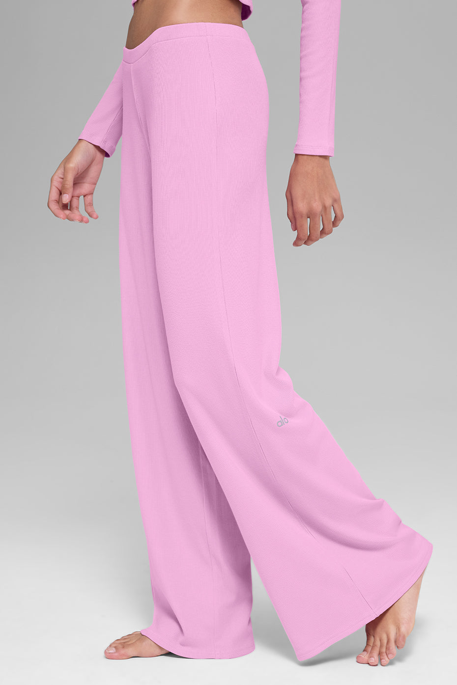 Alo Yoga Mid-Rise Dreamlight Straight Pant - Candy Heart Pink - imagen 4