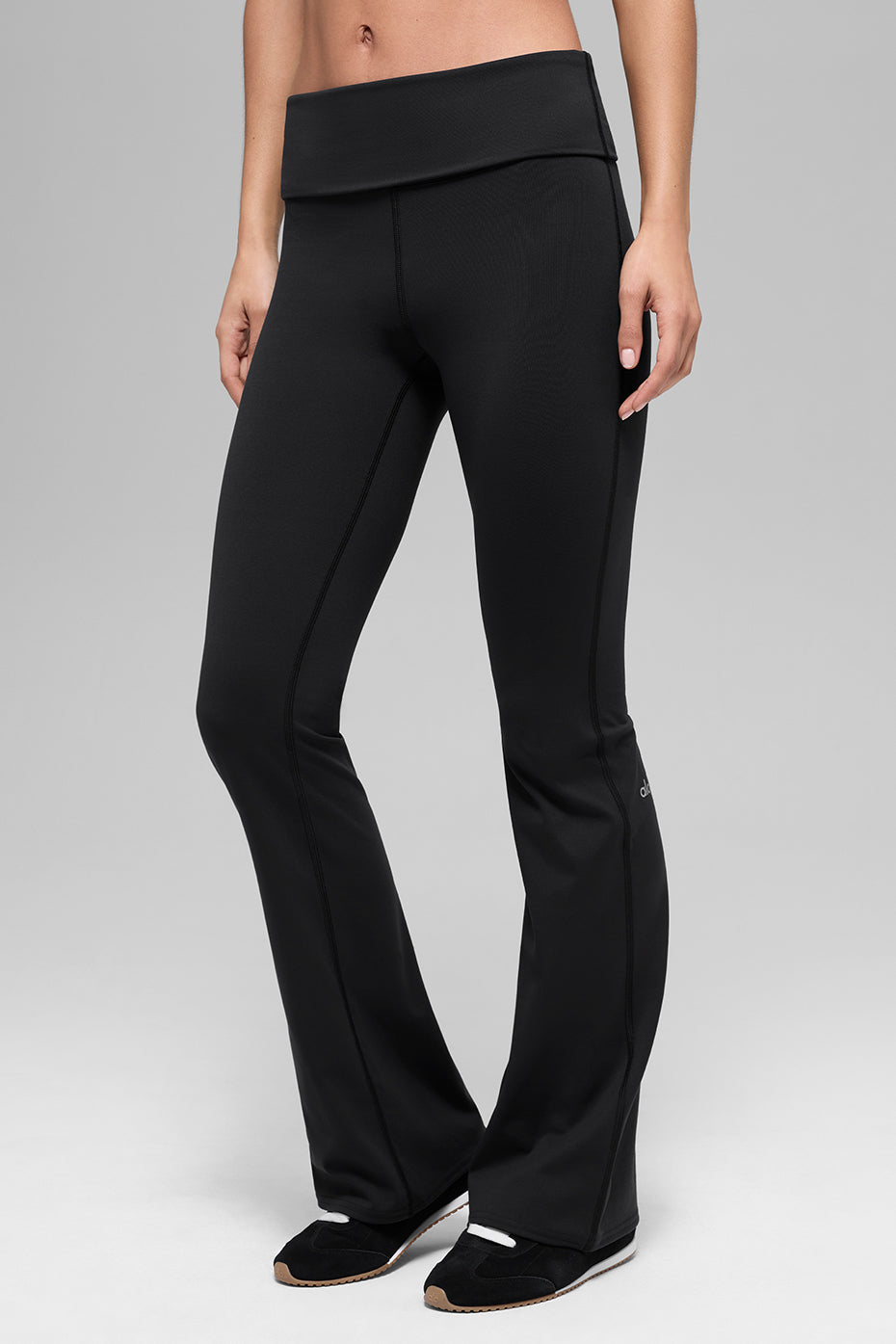 Alo Yoga ALO Softsculpt Foldover Flare Legging (Regular) - Black - imagen 4