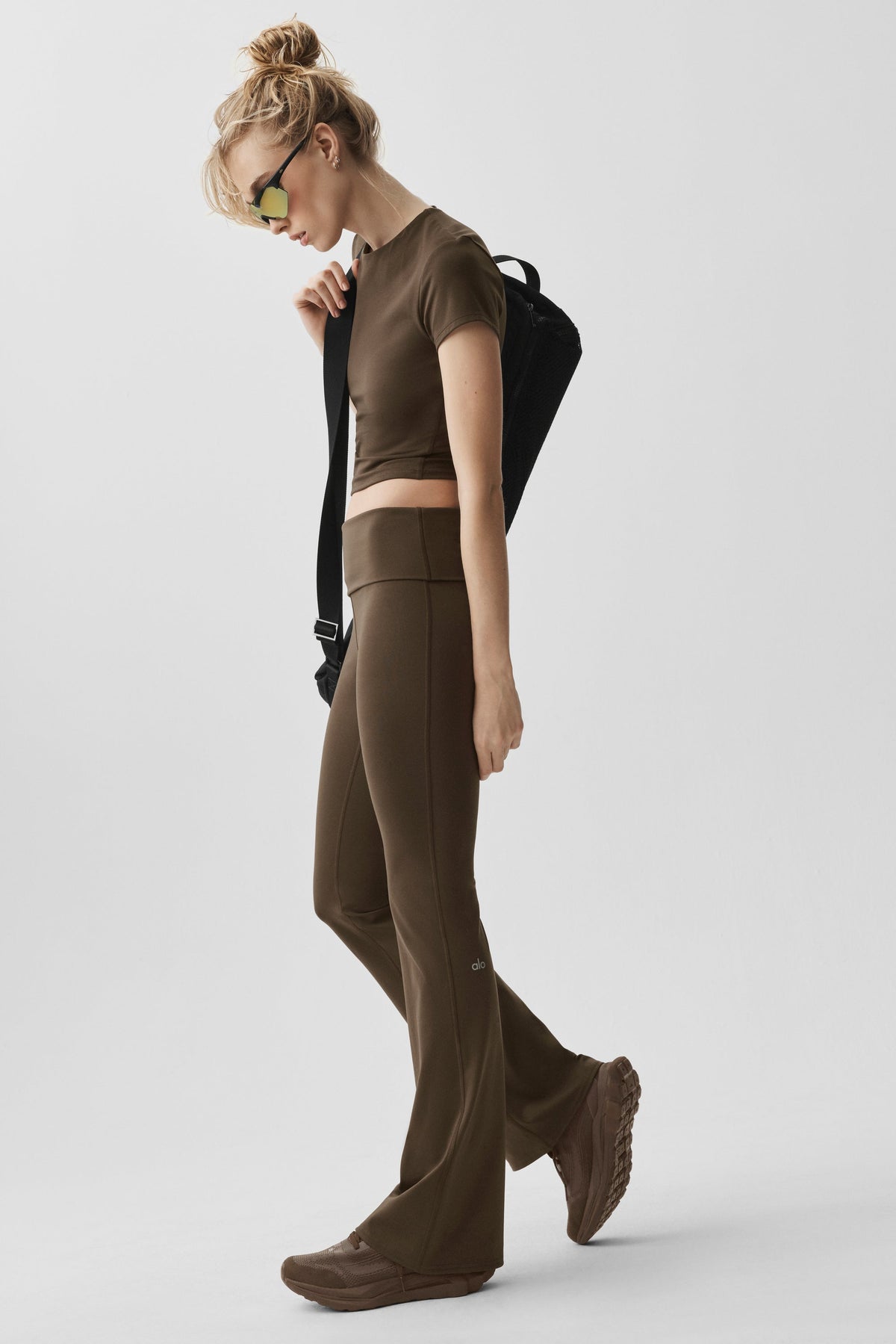 Alo Yoga ALO Softsculpt Foldover Flare Legging (Regular) - Espresso - imagen 4