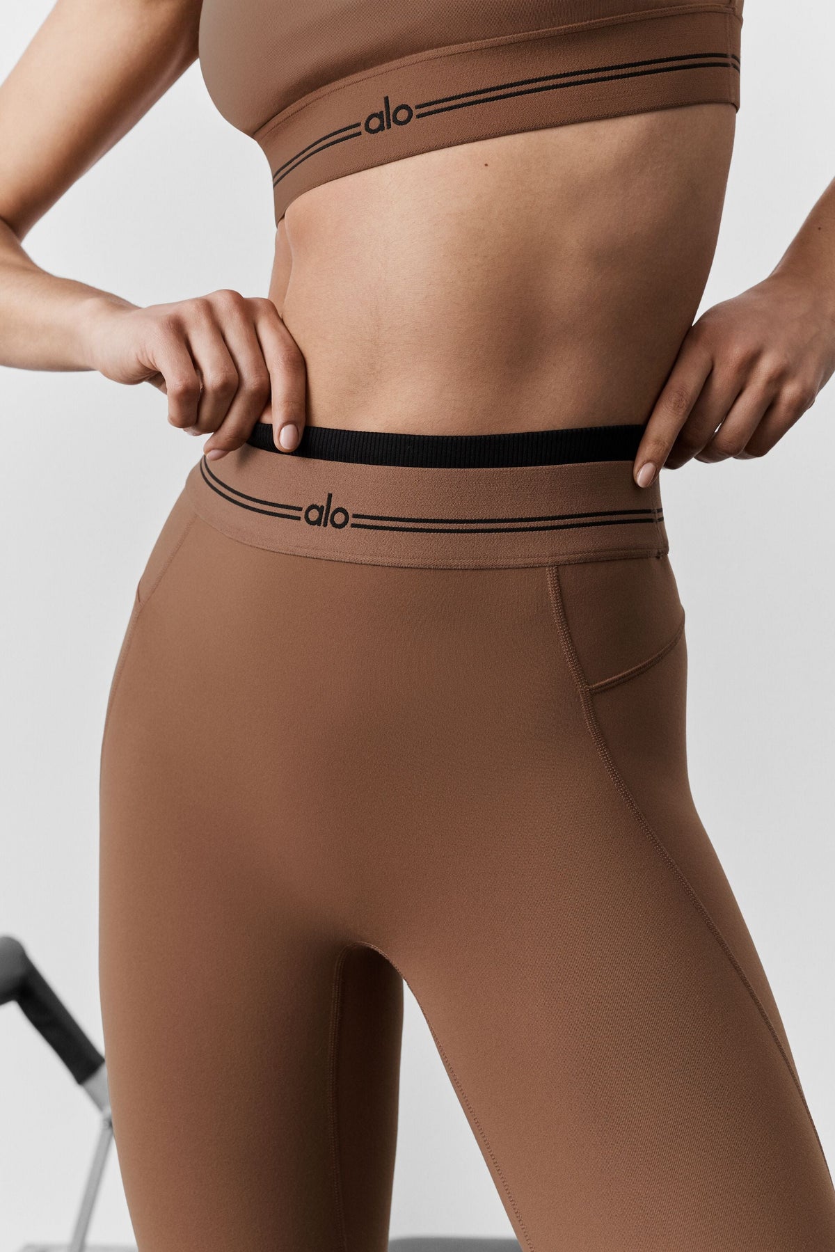 Alo Yoga Airbrush High-Waist 7/8 Better Together Legging - Sun Kissed Brown/Black - imagen 5
