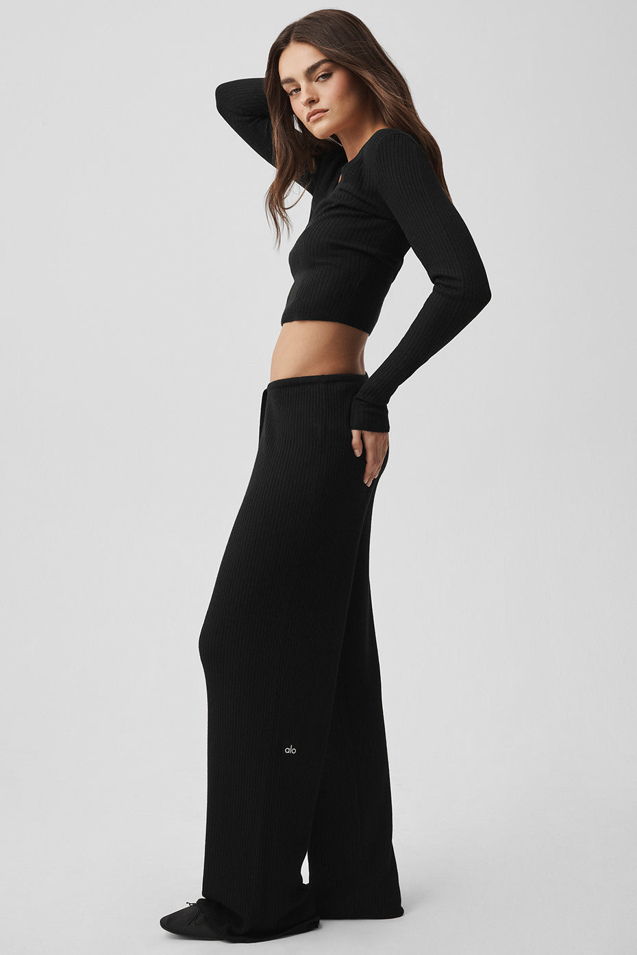 Alo Yoga Sweater Knit Mid-Rise Unwind Wide Leg Pant - Black - imagen 5