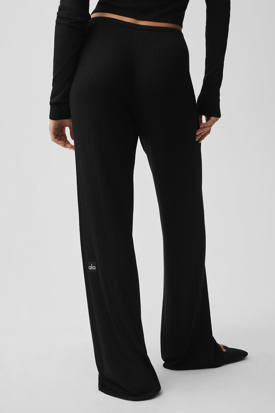 Alo Yoga Sweater Knit Mid-Rise Unwind Wide Leg Pant - Black - imagen 4