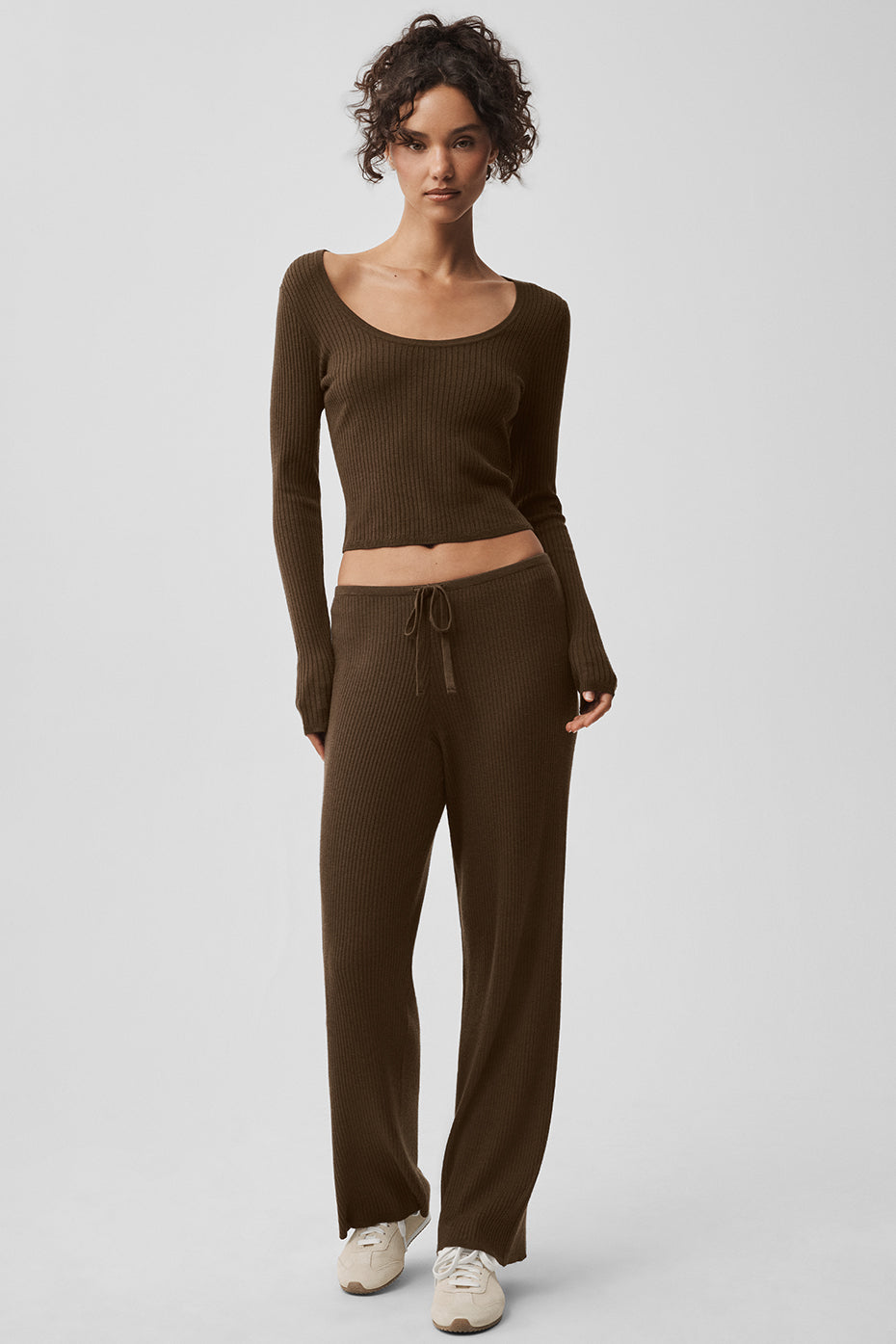 Alo Yoga Sweater Knit Mid-Rise Unwind Wide Leg Pant - Espresso - imagen 1