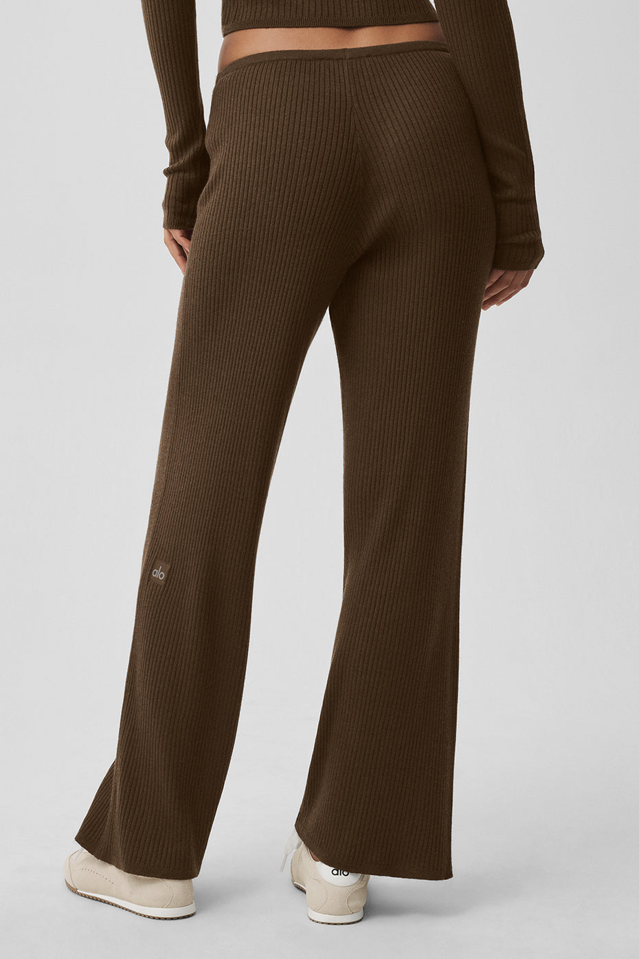 Alo Yoga Sweater Knit Mid-Rise Unwind Wide Leg Pant - Espresso - imagen 4