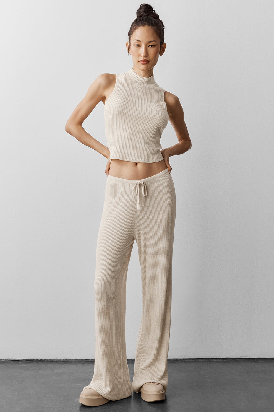 Alo Yoga Sweater Knit Mid-Rise Unwind Wide Leg Pant - Oatmeal Heather - imagen 5