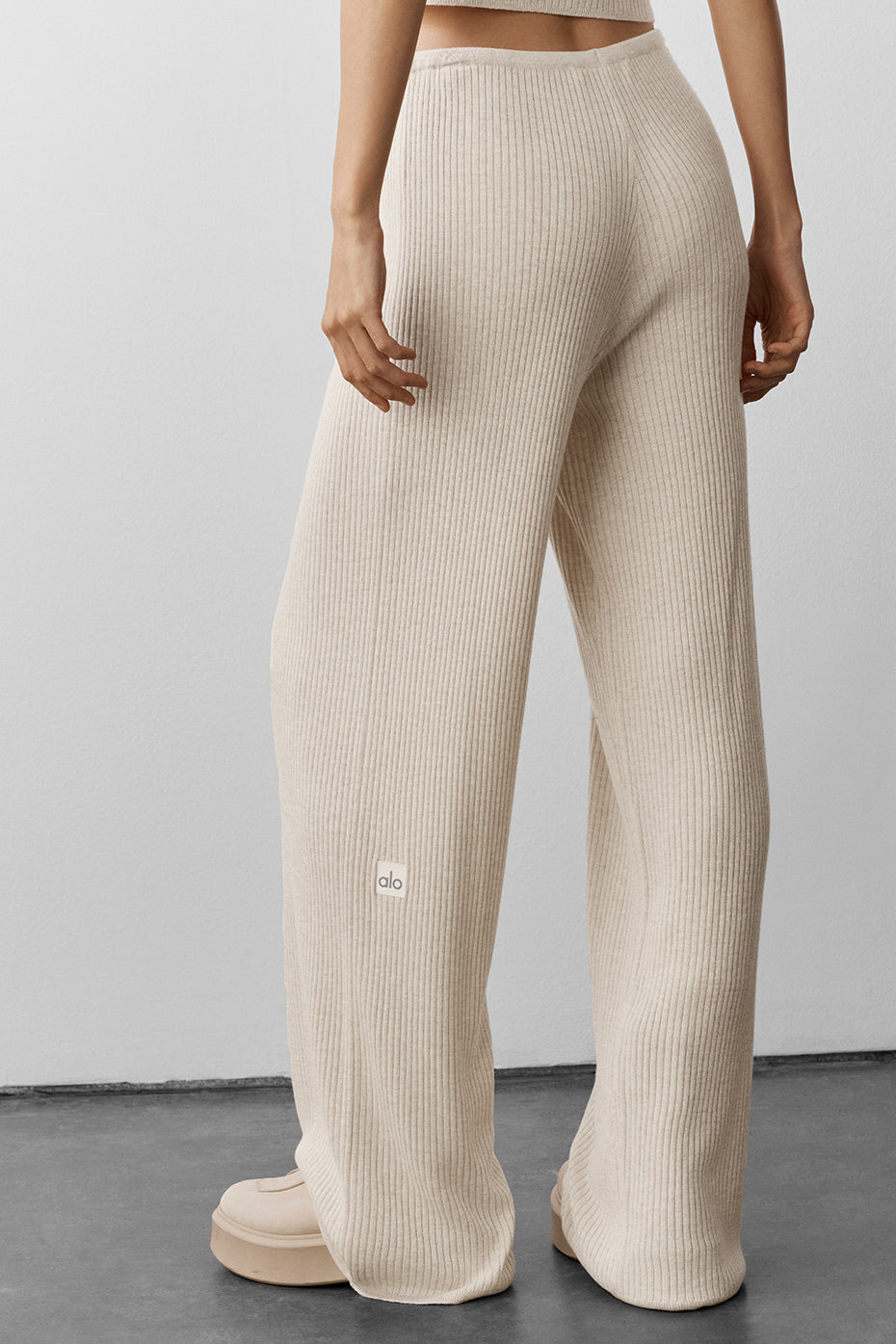 Alo Yoga Sweater Knit Mid-Rise Unwind Wide Leg Pant - Oatmeal Heather - imagen 4