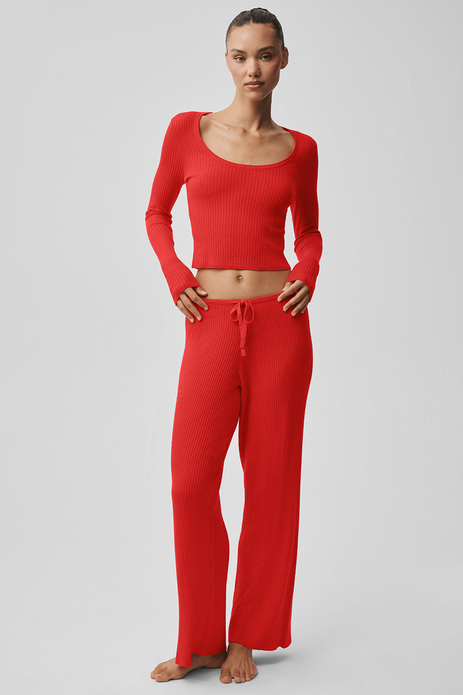 Alo Yoga Sweater Knit Mid-Rise Unwind Wide Leg Pant - Bright Red - imagen 6