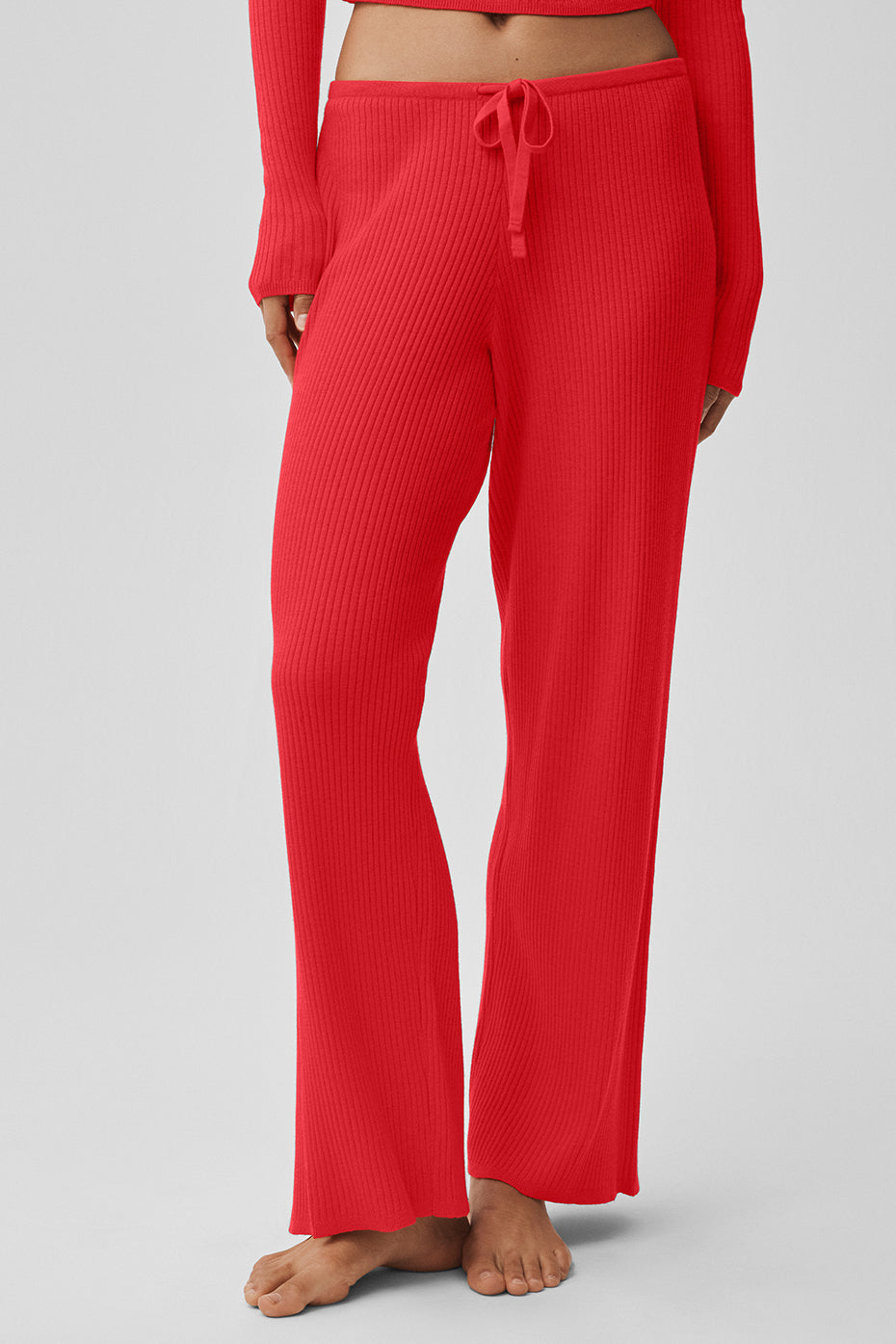 Alo Yoga Sweater Knit Mid-Rise Unwind Wide Leg Pant - Bright Red - imagen 4