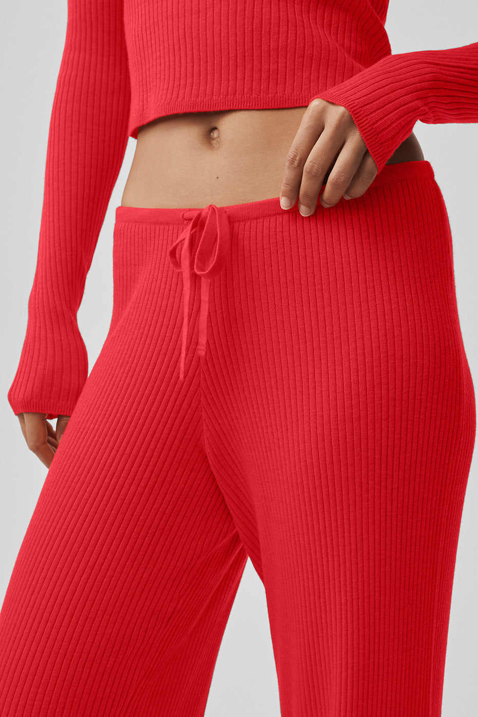 Alo Yoga Sweater Knit Mid-Rise Unwind Wide Leg Pant - Bright Red - imagen 3