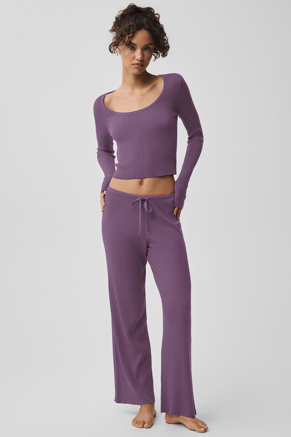 Alo Yoga Sweater Knit Mid-Rise Unwind Wide Leg Pant - Plum Kiss - imagen 5