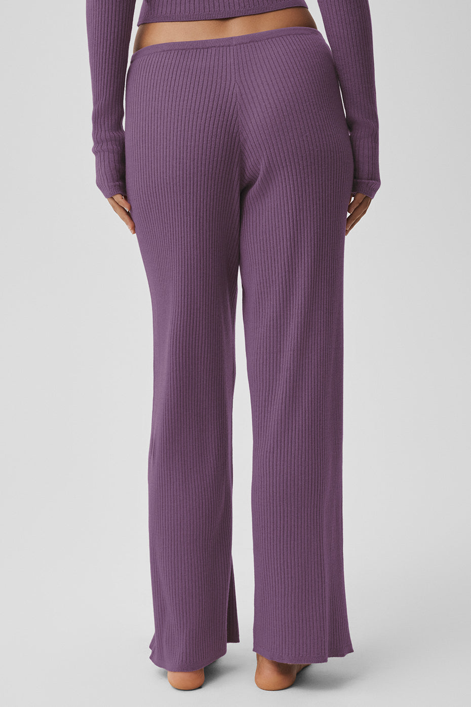 Alo Yoga Sweater Knit Mid-Rise Unwind Wide Leg Pant - Plum Kiss - imagen 4