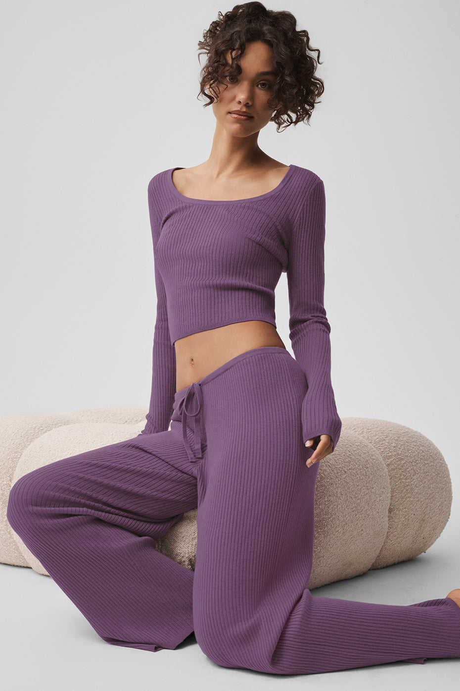 Alo Yoga Sweater Knit Mid-Rise Unwind Wide Leg Pant - Plum Kiss - imagen 3