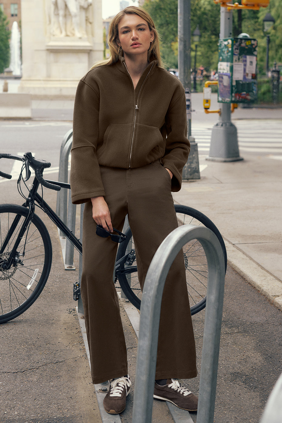 Alo Yoga High Road Straight Leg Pant - Espresso - imagen 1