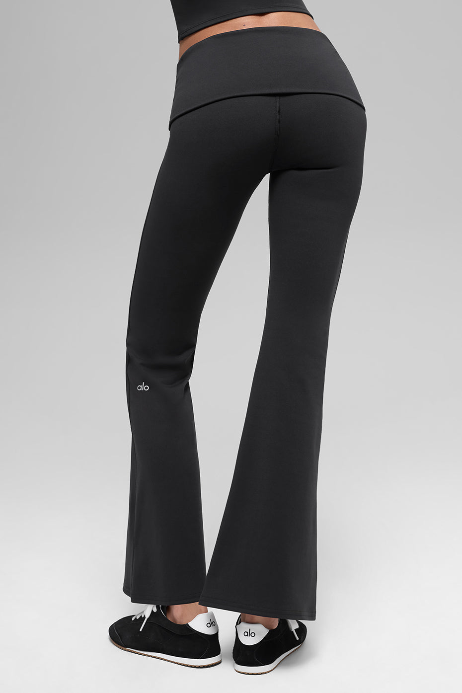 Alo Yoga ALO Softsculpt Foldover Flare Legging (Short) - Black - imagen 4
