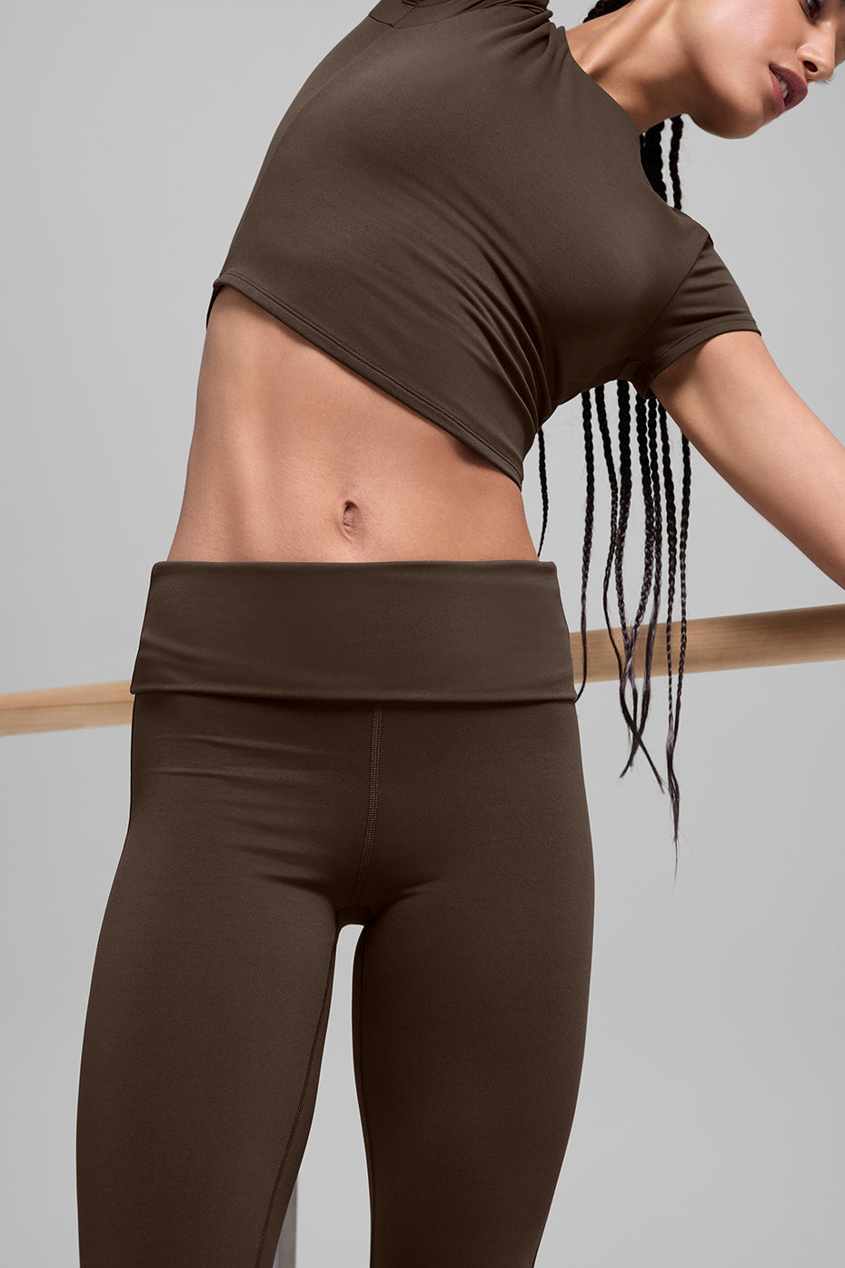 Alo Yoga ALO Softsculpt Foldover Flare Legging (Short) - Espresso - imagen 5