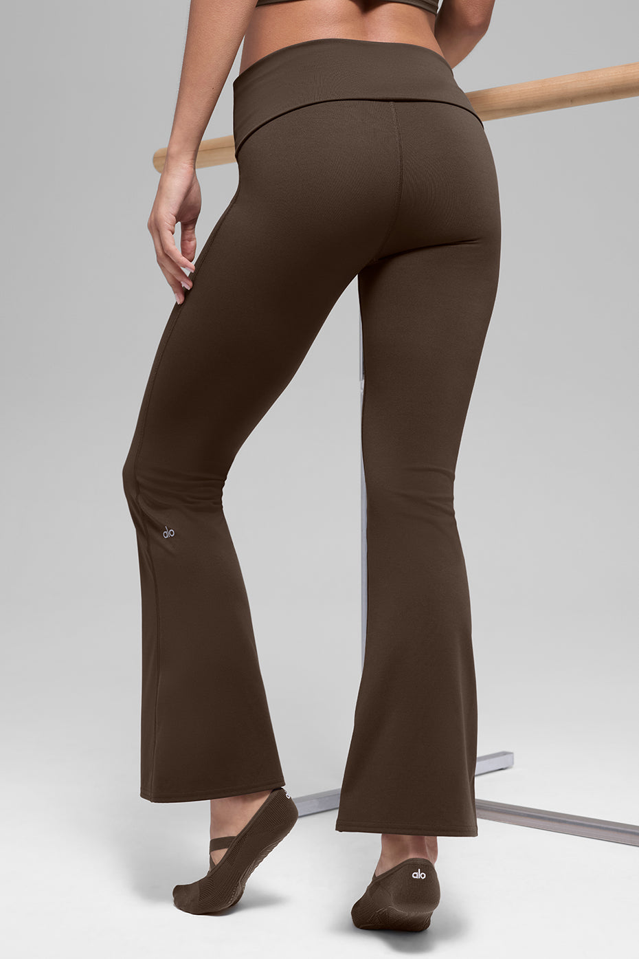 Alo Yoga ALO Softsculpt Foldover Flare Legging (Short) - Espresso - imagen 3