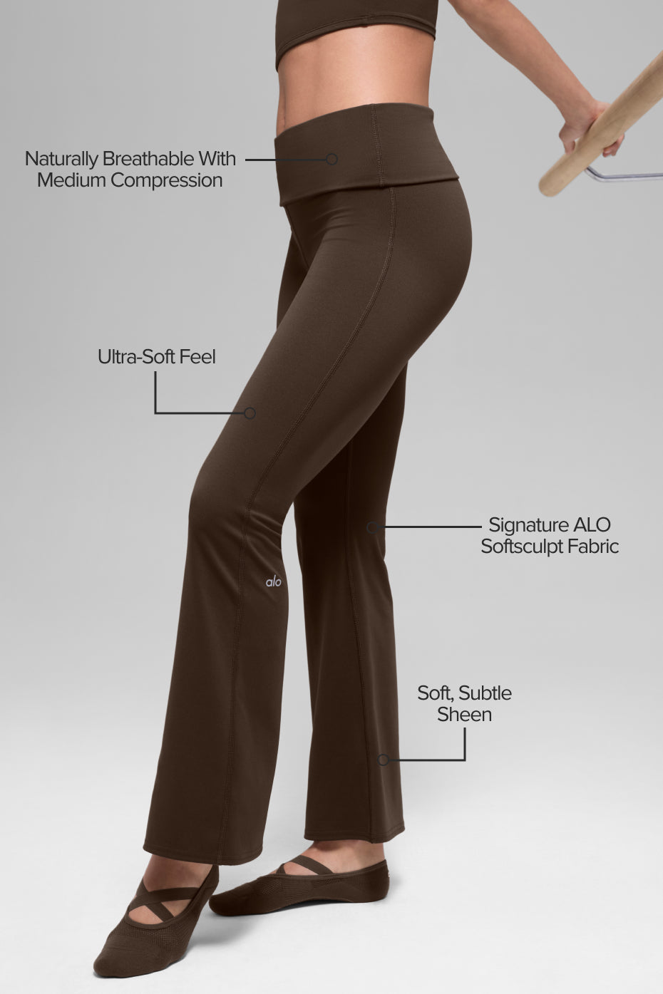 Alo Yoga ALO Softsculpt Foldover Flare Legging (Short) - Espresso - imagen 2
