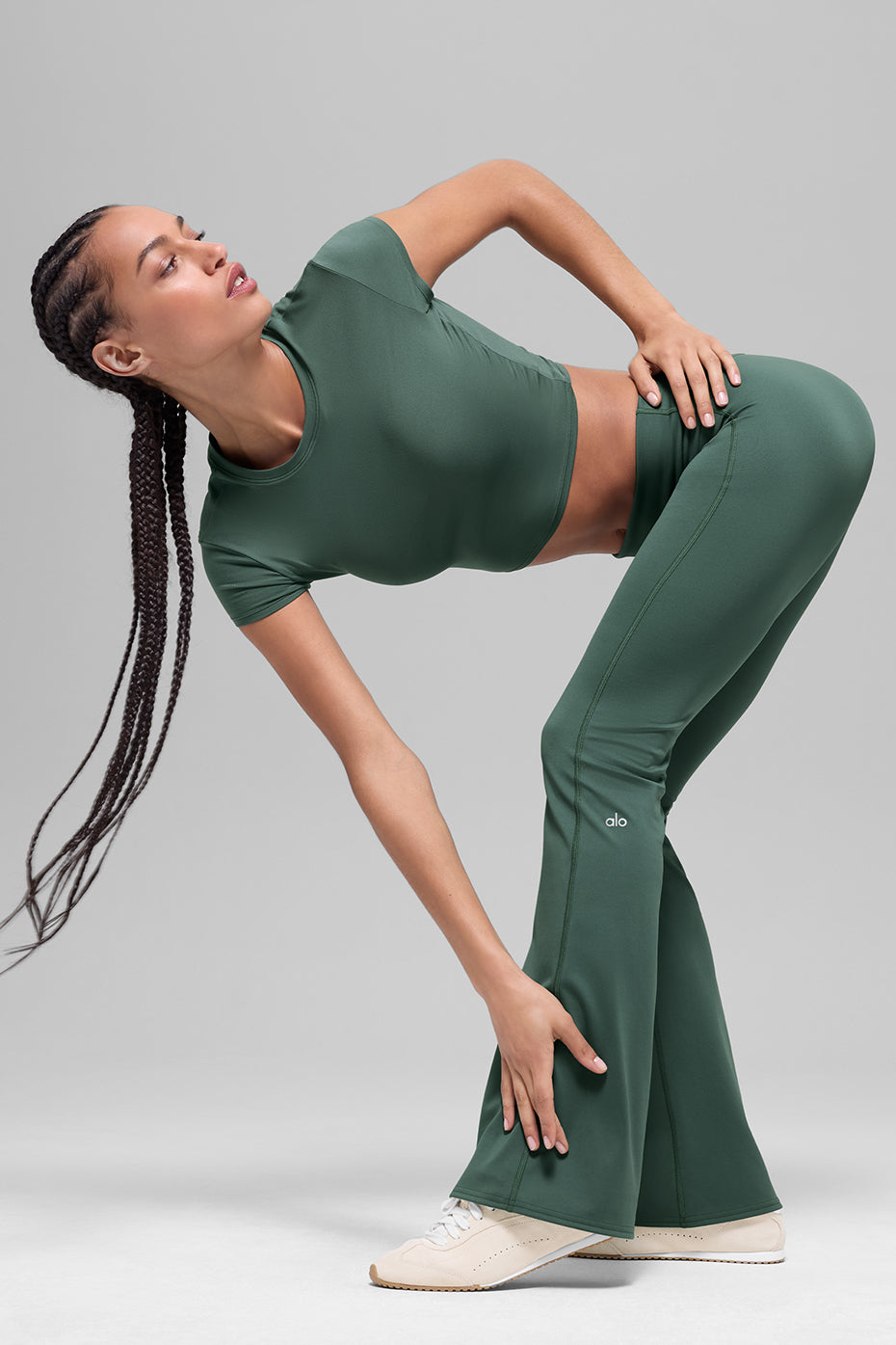 Alo Yoga ALO Softsculpt Foldover Flare Legging (Short) - Clover Green - imagen 4