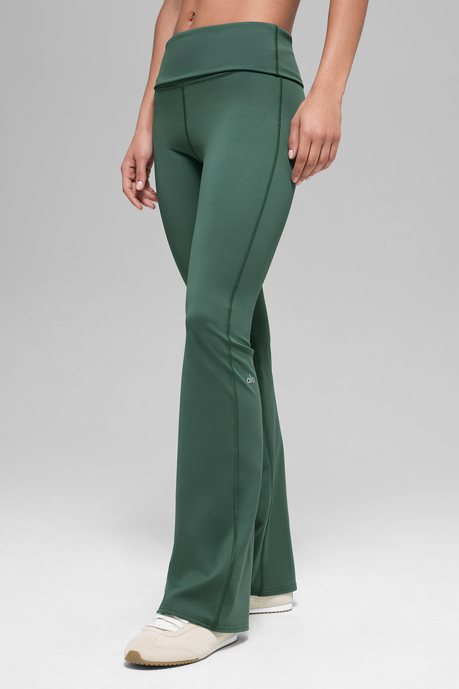 Alo Yoga ALO Softsculpt Foldover Flare Legging (Short) - Clover Green - imagen 3