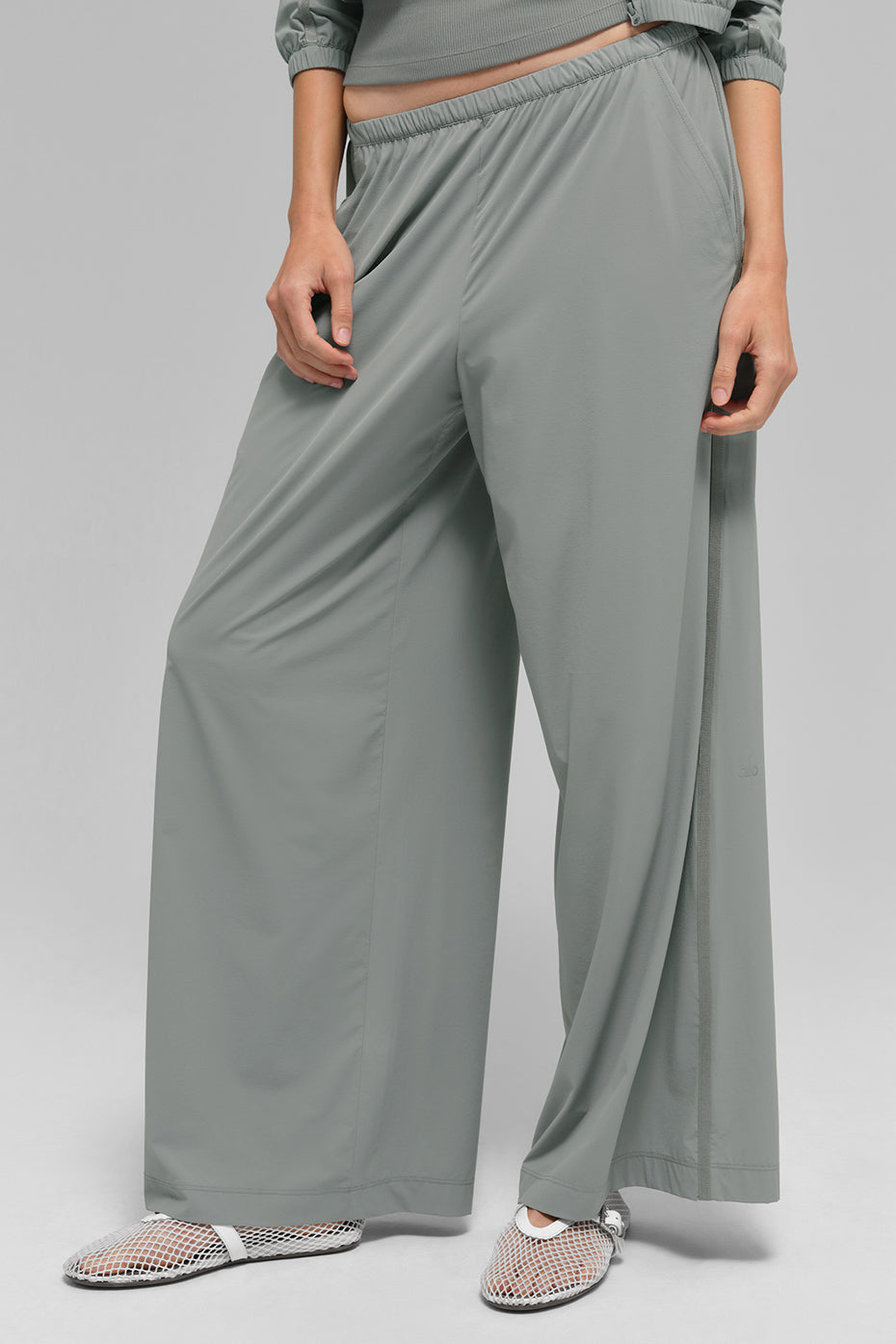 Alo Yoga Breezy Wide Leg Pant (Regular) - Lunar Grey - imagen 2