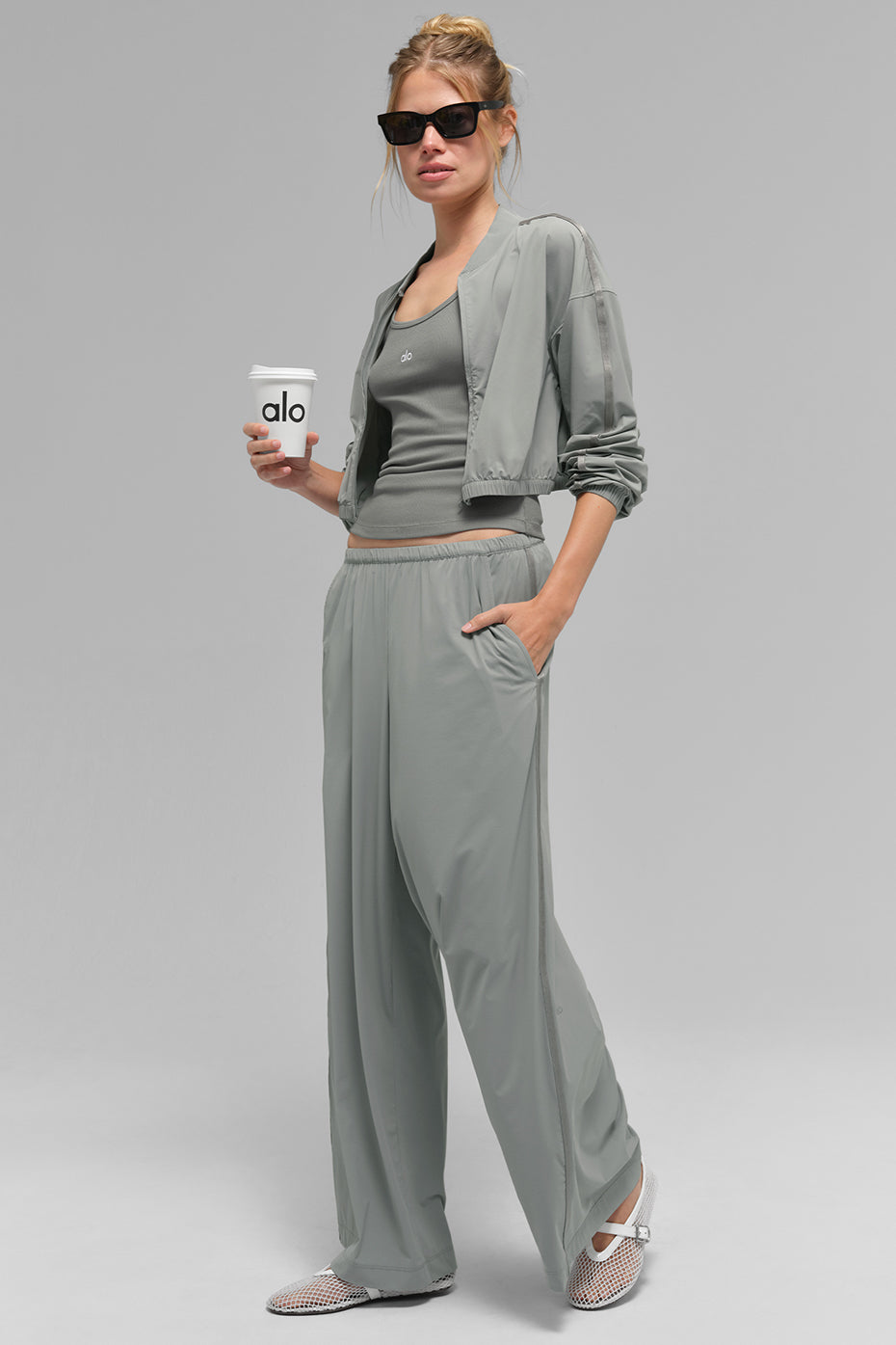 Alo Yoga Breezy Wide Leg Pant (Regular) - Lunar Grey - imagen 5