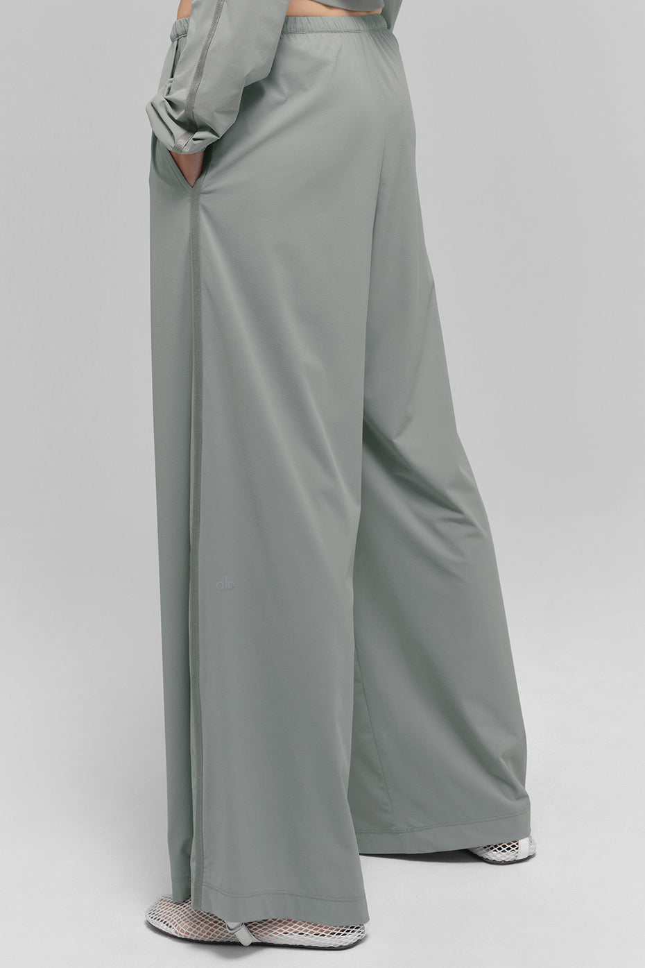 Alo Yoga Breezy Wide Leg Pant (Regular) - Lunar Grey - imagen 4