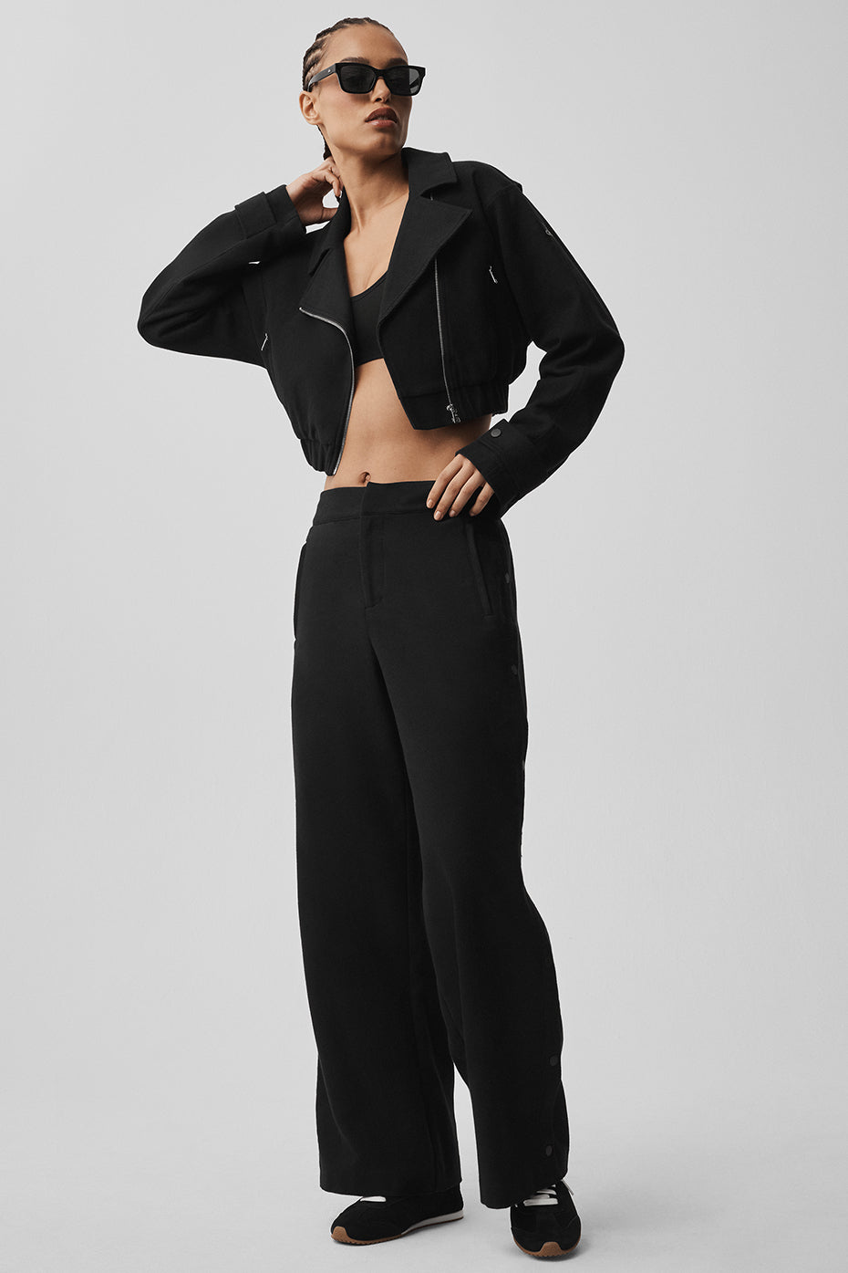 Alo Yoga Mid-Rise Cosmopolitan Snap Pant - Black - imagen 5