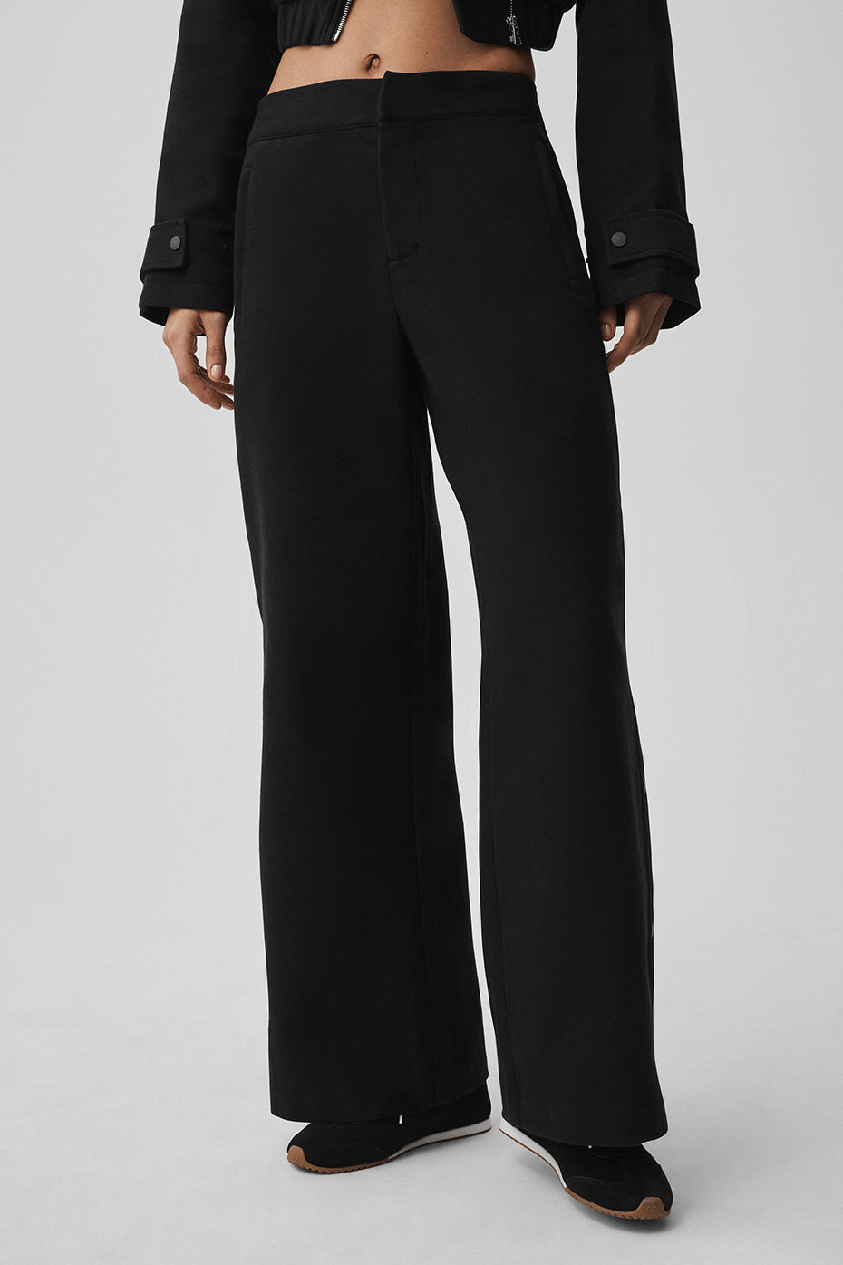 Alo Yoga Mid-Rise Cosmopolitan Snap Pant - Black - imagen 3