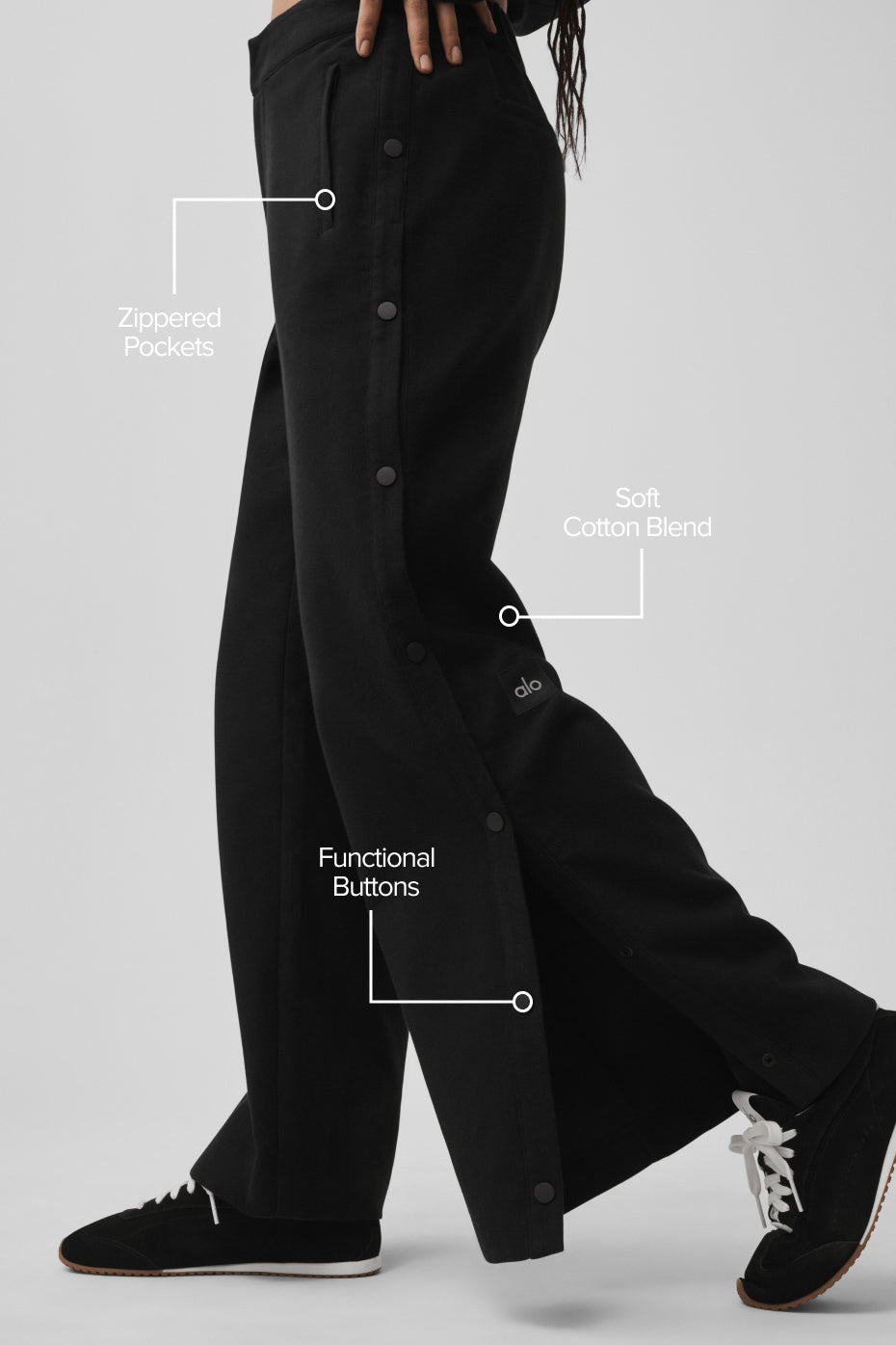Alo Yoga Mid-Rise Cosmopolitan Snap Pant - Black - imagen 2