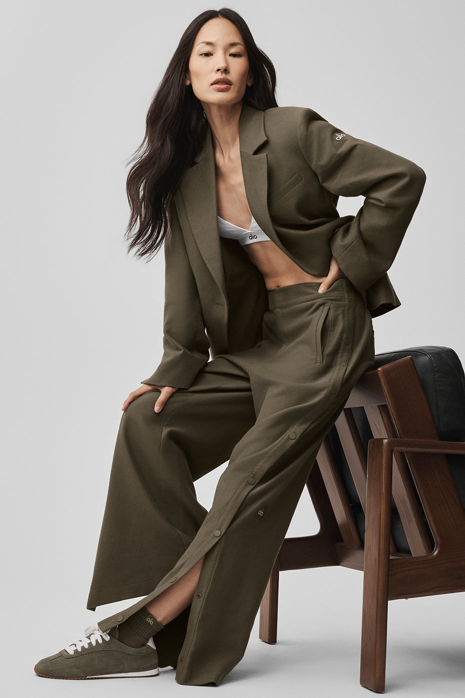 Alo Yoga Mid-Rise Cosmopolitan Snap Pant - Olive Tree - imagen 1