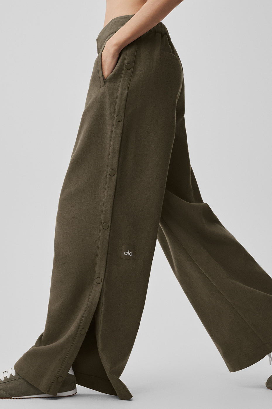 Alo Yoga Mid-Rise Cosmopolitan Snap Pant - Olive Tree - imagen 4