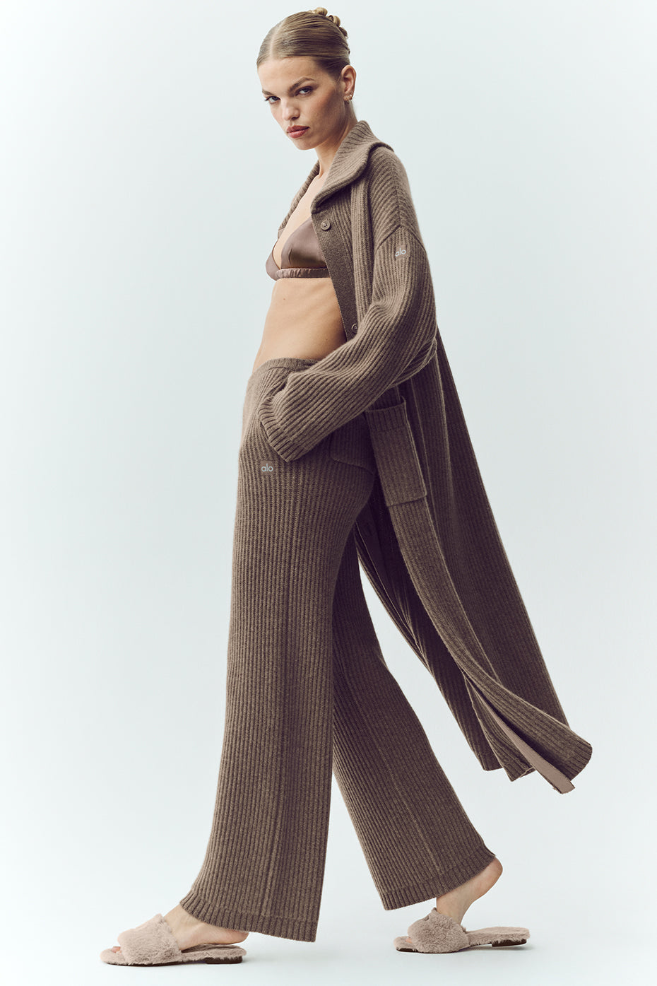 Alo Yoga Cashmere High-Waist Northstar Straight Leg Pant - Alpine Cocoa Heather - imagen 5