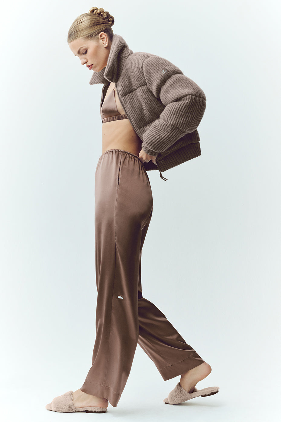 Alo Yoga Silk Luminous Pant (Regular) - Alpine Cocoa - imagen 3