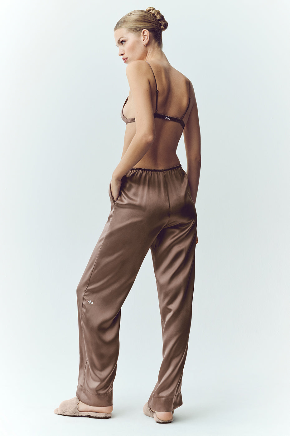 Alo Yoga Silk Luminous Pant (Regular) - Alpine Cocoa - imagen 4