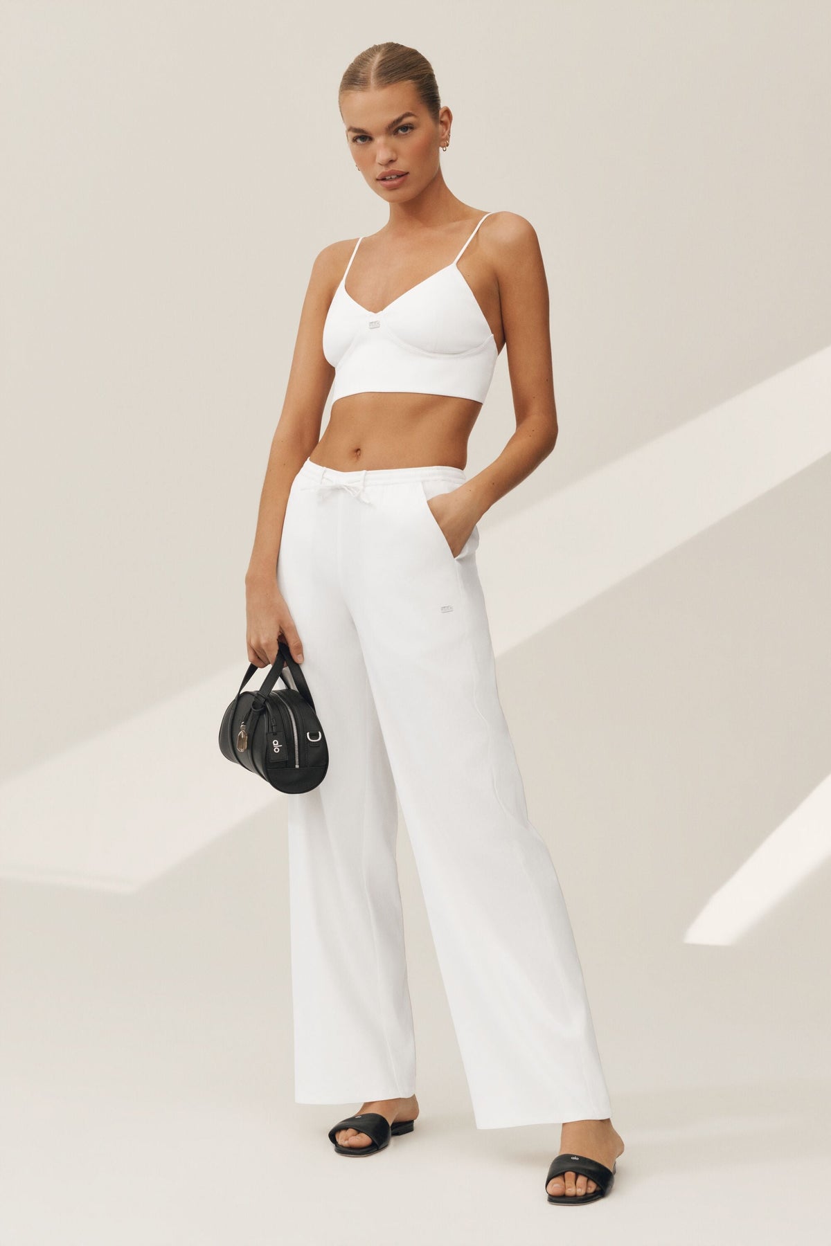 Alo Yoga Linen Blend Riviera Wide Leg Pant - White - imagen 3