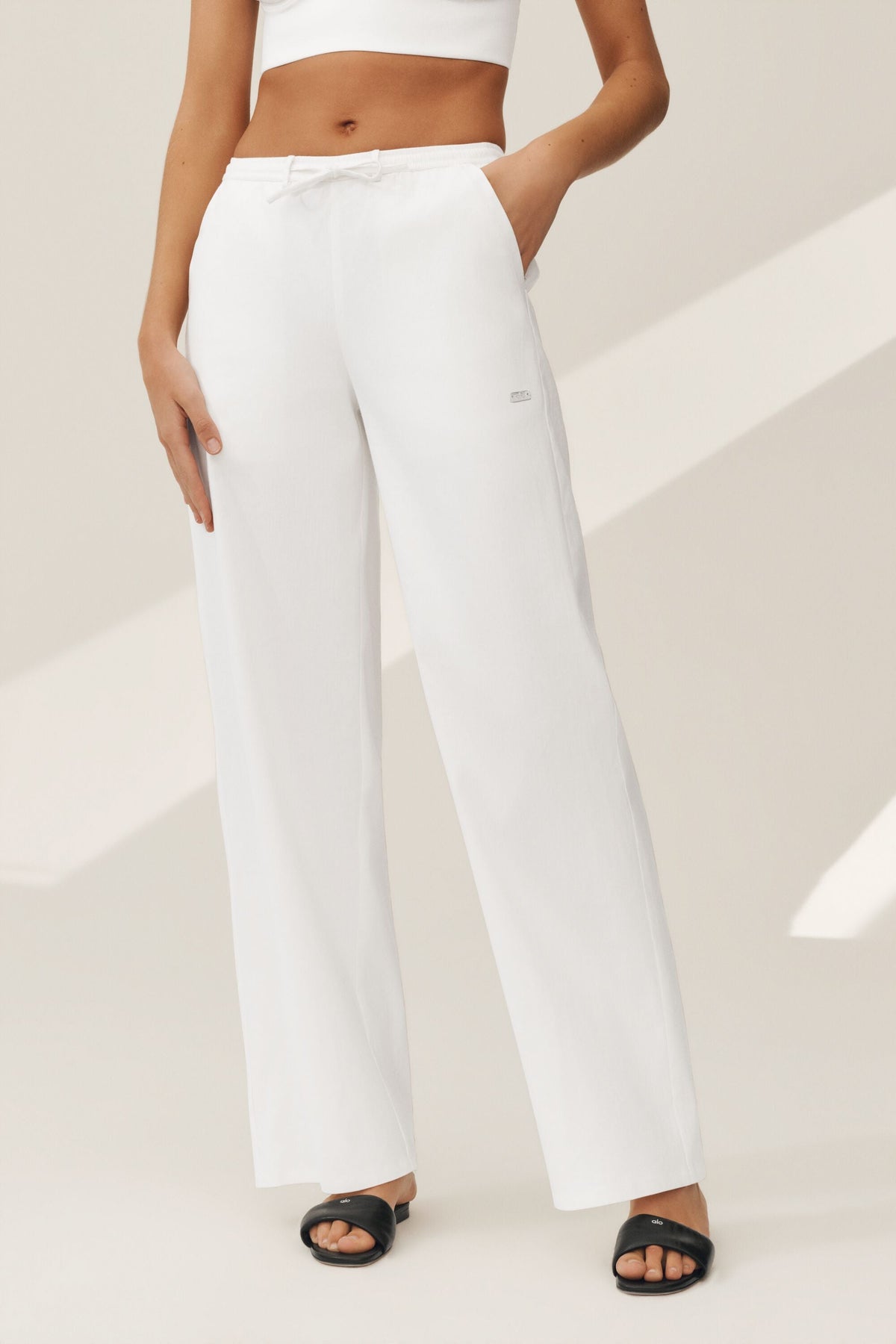 Alo Yoga Linen Blend Riviera Wide Leg Pant - White - imagen 5