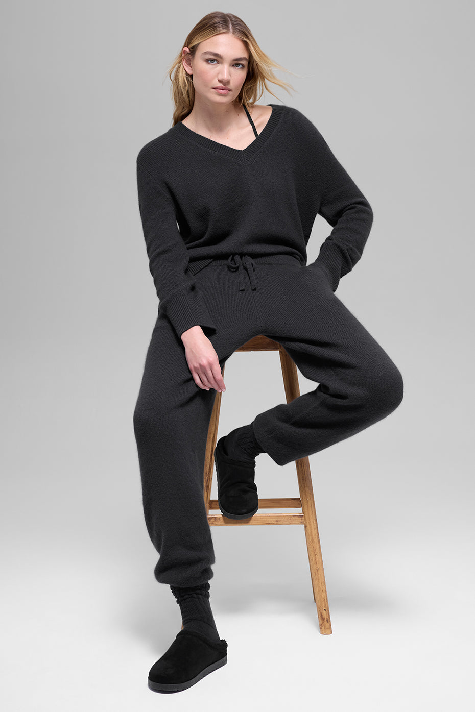 Alo Yoga Wool Cashmere High-Waist New Class Jogger - Black - imagen 5