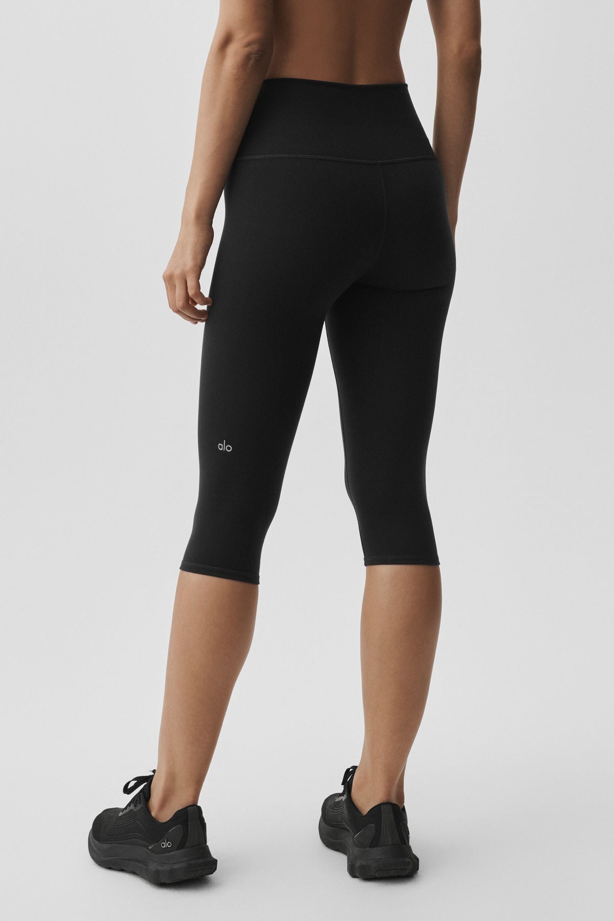 Alo Yoga 16" High-Waist Airbrush Capri - Black - imagen 4