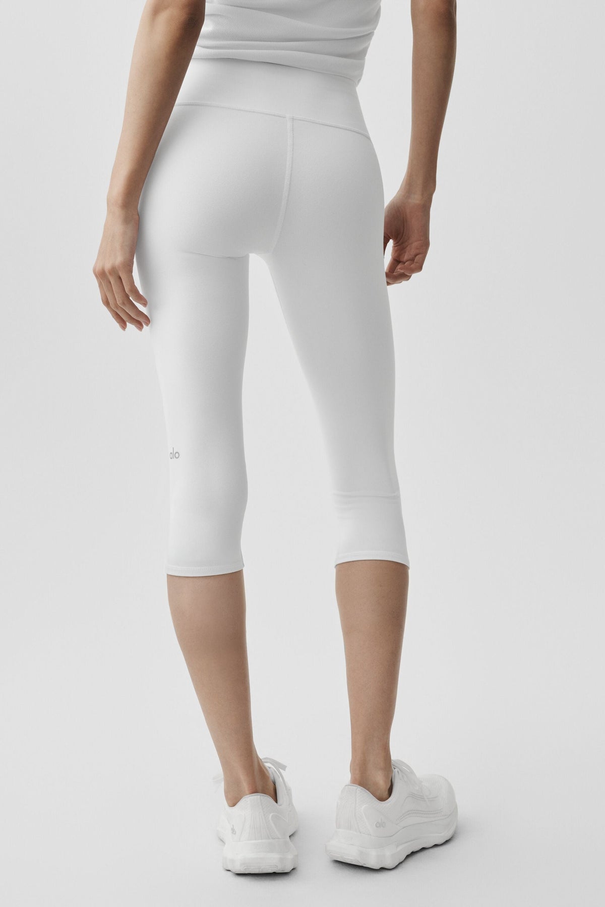 Alo Yoga 16" High-Waist Airbrush Capri - White - imagen 3