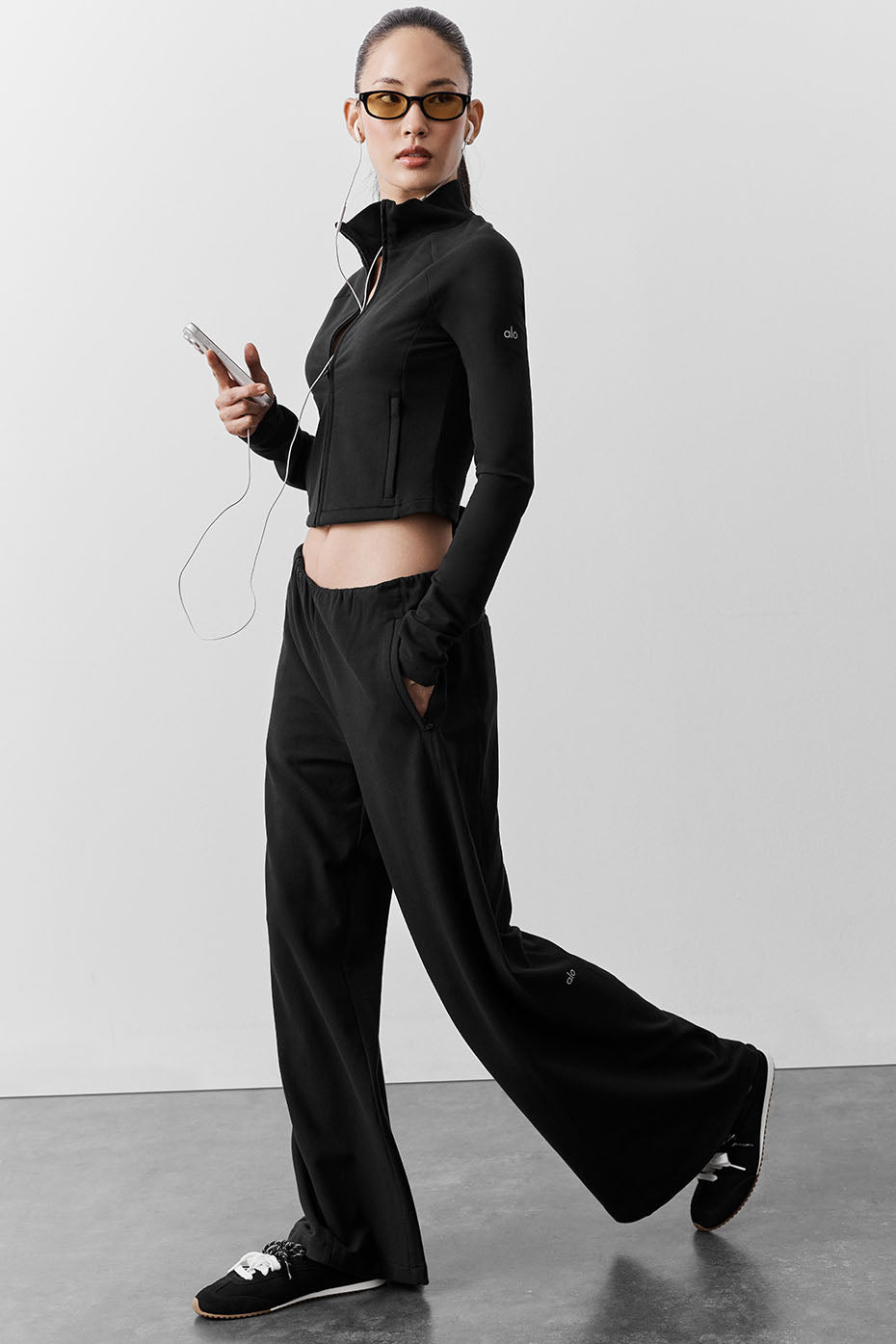 Alo Yoga Sway Mid-Rise On The Go Pant - Black - imagen 1