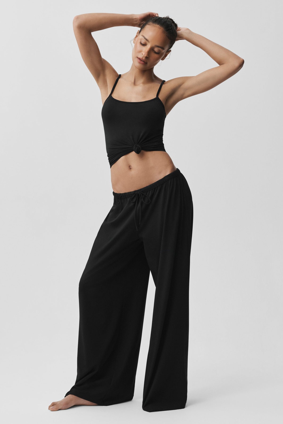 Alo Yoga Alosoft Mid-Rise Finesse Wide Leg Sweatpant - Black - imagen 4