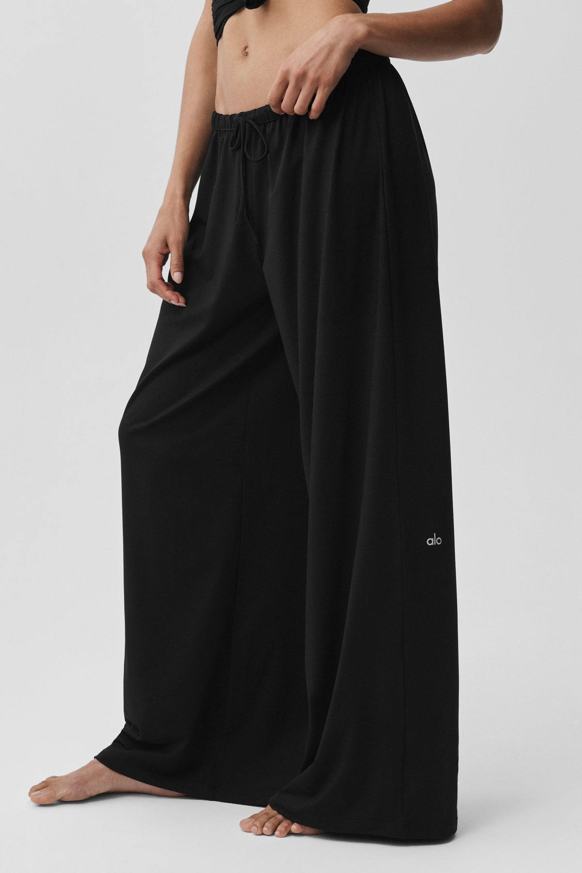 Alo Yoga Alosoft Mid-Rise Finesse Wide Leg Sweatpant - Black - imagen 1