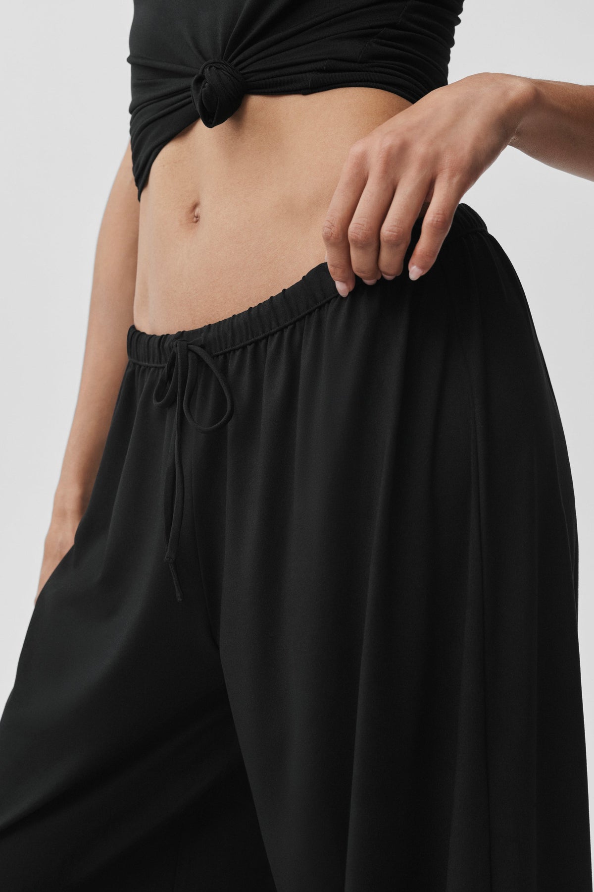 Alo Yoga Alosoft Mid-Rise Finesse Wide Leg Sweatpant - Black - imagen 3