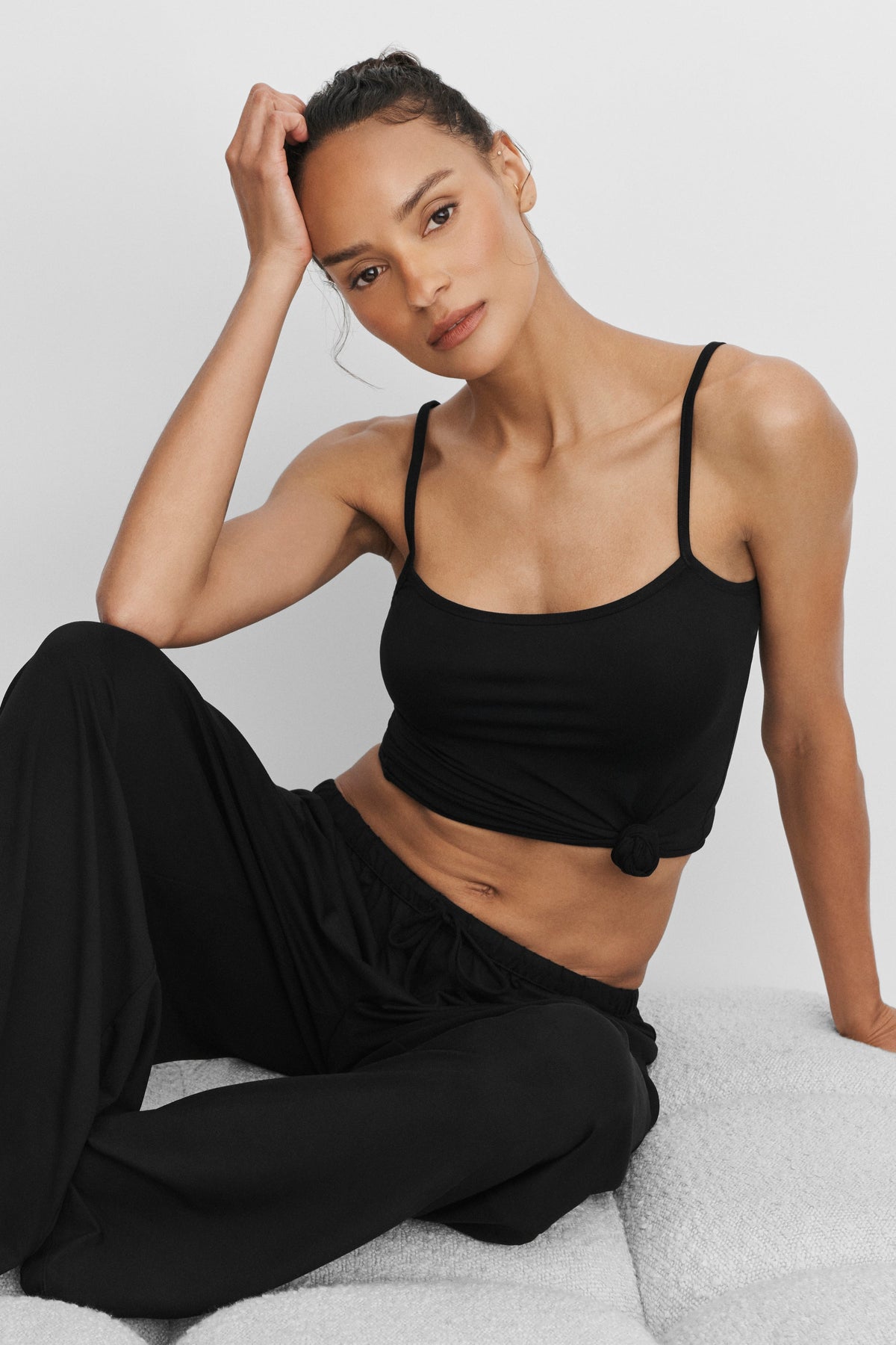 Alo Yoga Alosoft Mid-Rise Finesse Wide Leg Sweatpant - Black - imagen 5