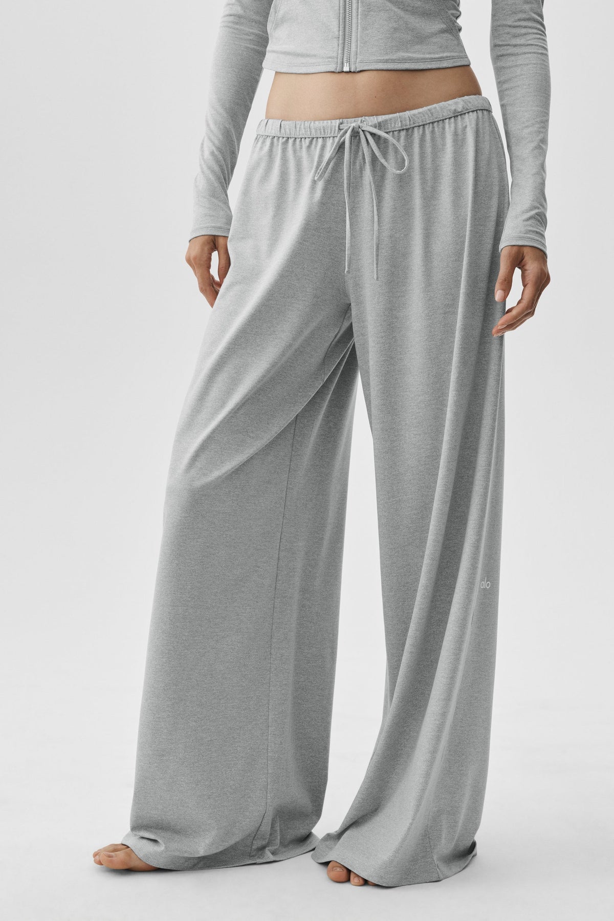 Alo Yoga Alosoft Mid-Rise Finesse Wide Leg Sweatpant - Vintage Athletic Heather - imagen 4