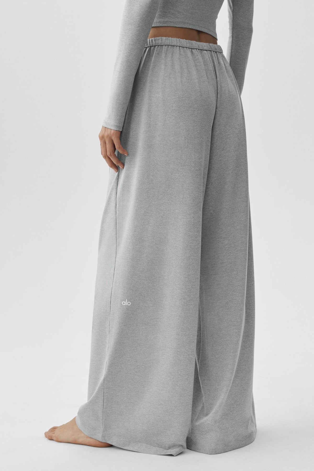 Alo Yoga Alosoft Mid-Rise Finesse Wide Leg Sweatpant - Vintage Athletic Heather - imagen 3