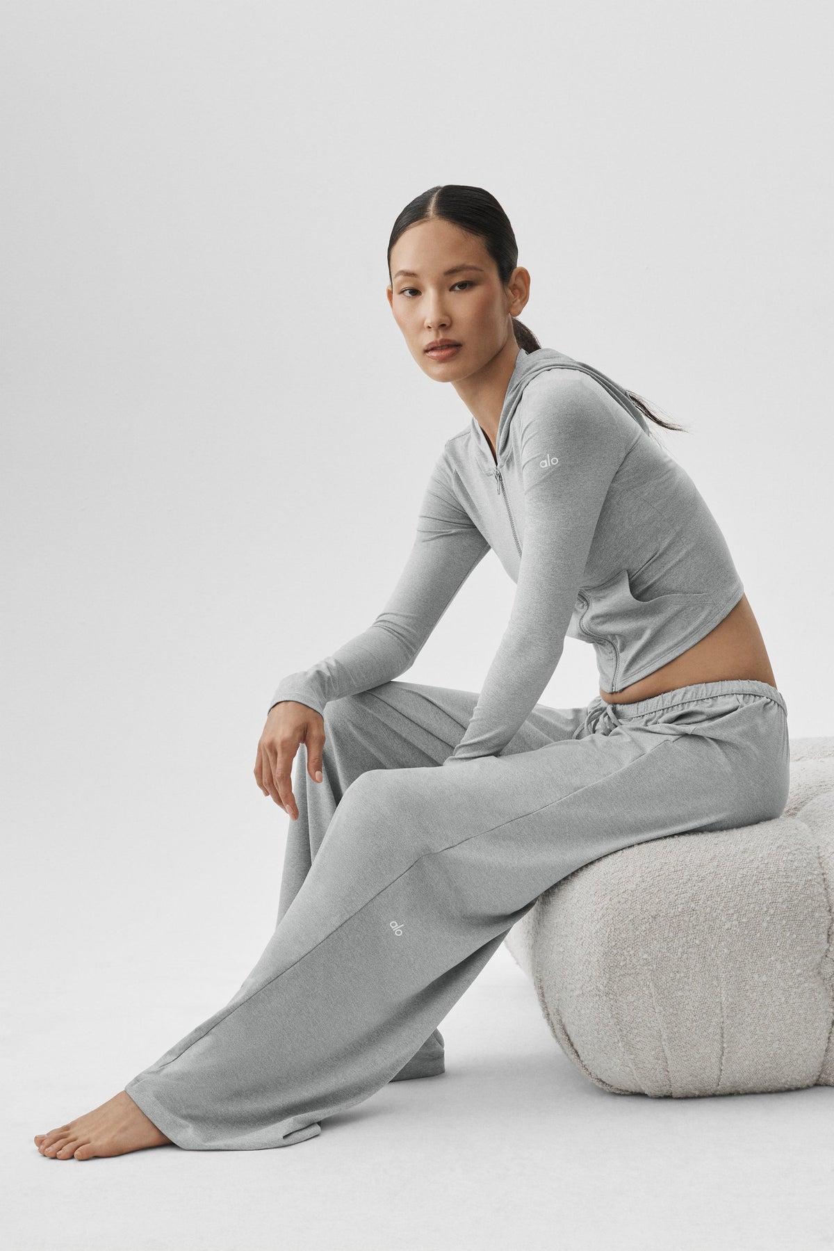 Alo Yoga Alosoft Mid-Rise Finesse Wide Leg Sweatpant - Vintage Athletic Heather - imagen 5